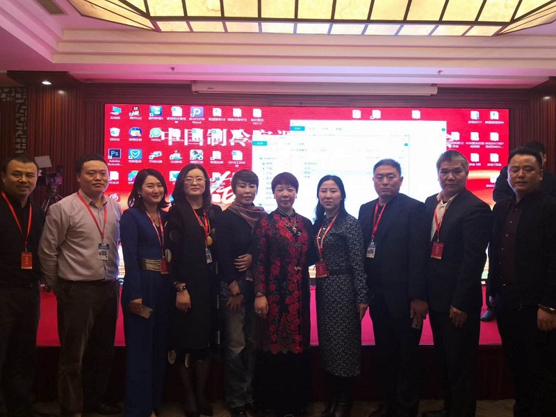 正旭空气源热泵董事长与中冷盟嘉宾合照 正旭空气源热泵董事长与中冷盟嘉宾合照